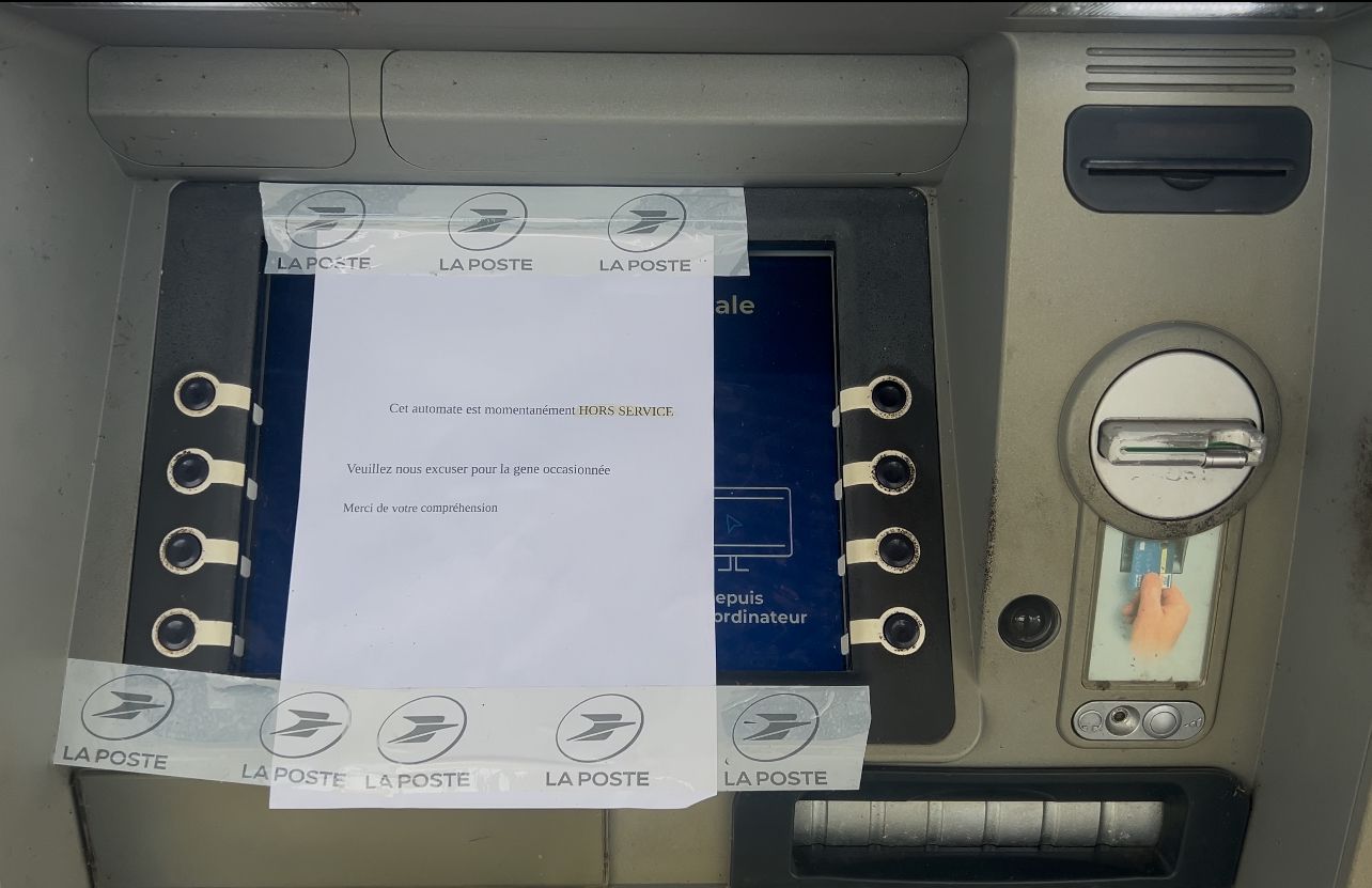 Panne du distributeur bancaire à Grand-Santi : une situation difficile pour les habitants